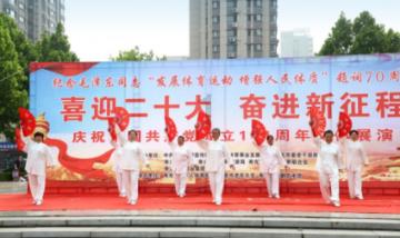 转了4圈,从最左侧车道翻到应急车道,司机逃过一劫